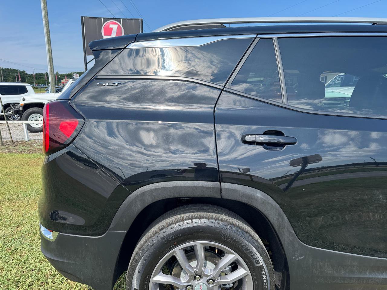 Used 2024 GMC Terrain SLT FWD image 9