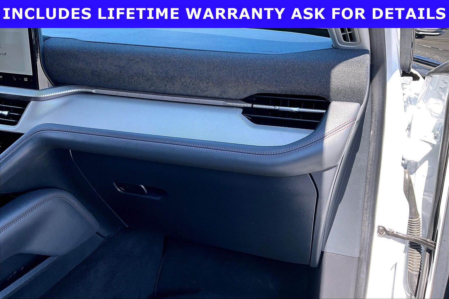 Used 2025 Ford Explorer Active RWD image 13