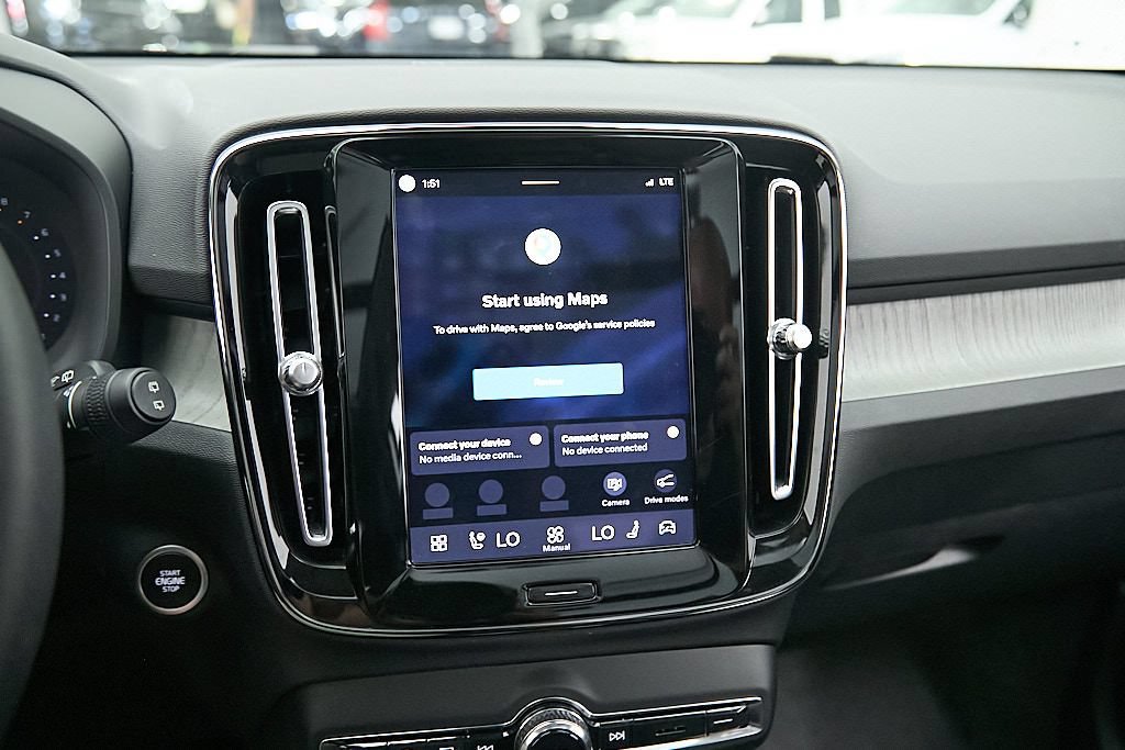 Certified 2024 Volvo XC40 B5 Ultimate w/ Climate Package AWD/4WD image 28