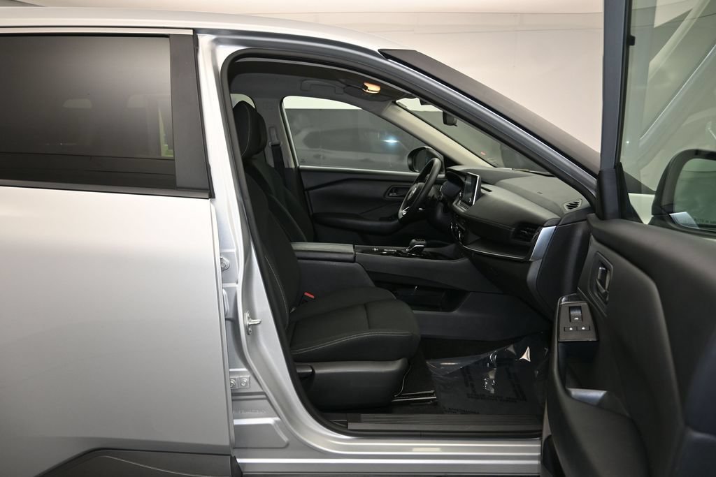Used 2024 Nissan Rogue S FWD image 25