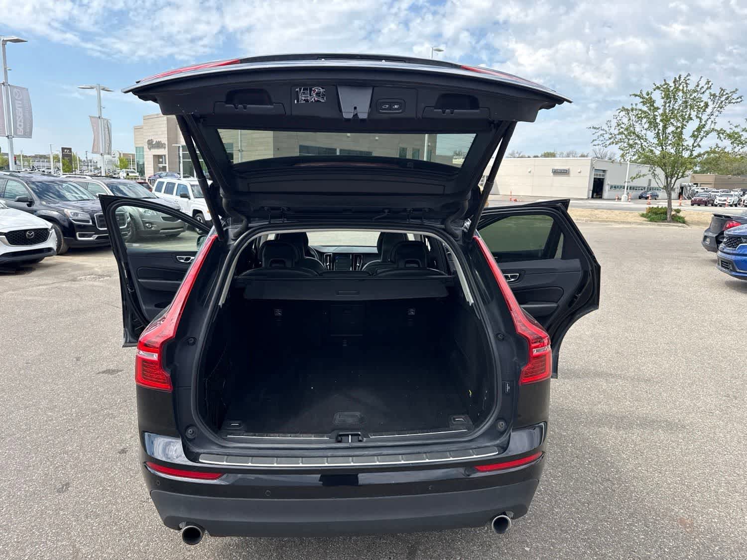 Used 2019 Volvo XC60 T6 Momentum w/ Premium Package AWD/4WD image 22
