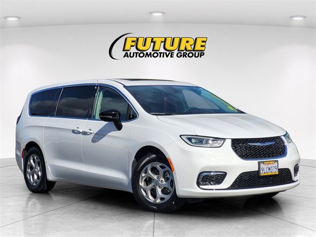 New 2024 Chrysler Pacifica Limited w/ Uconnect Theater Family Group image 1