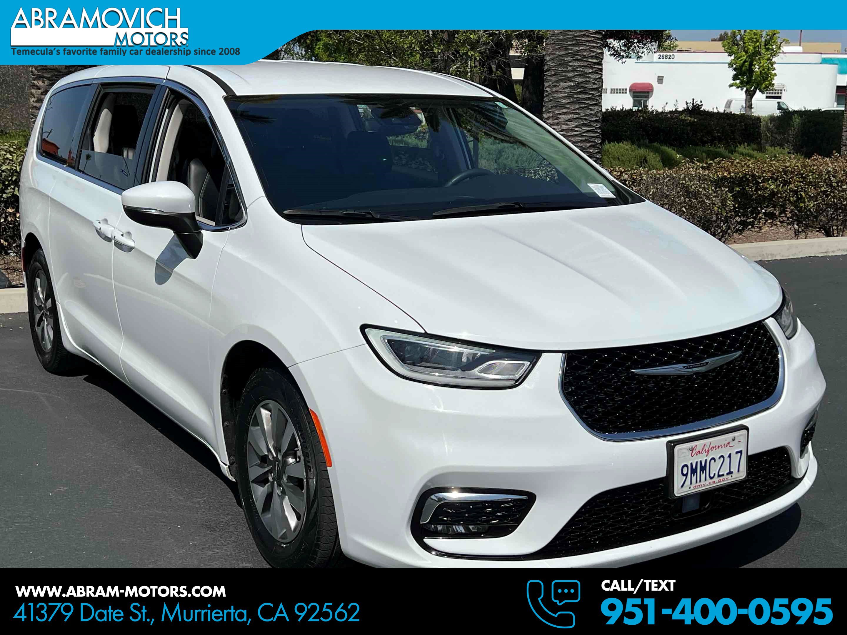 Used 2023 Chrysler Pacifica Touring-L FWD image 1