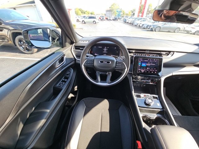 New 2025 Jeep Grand Cherokee Altitude image 23