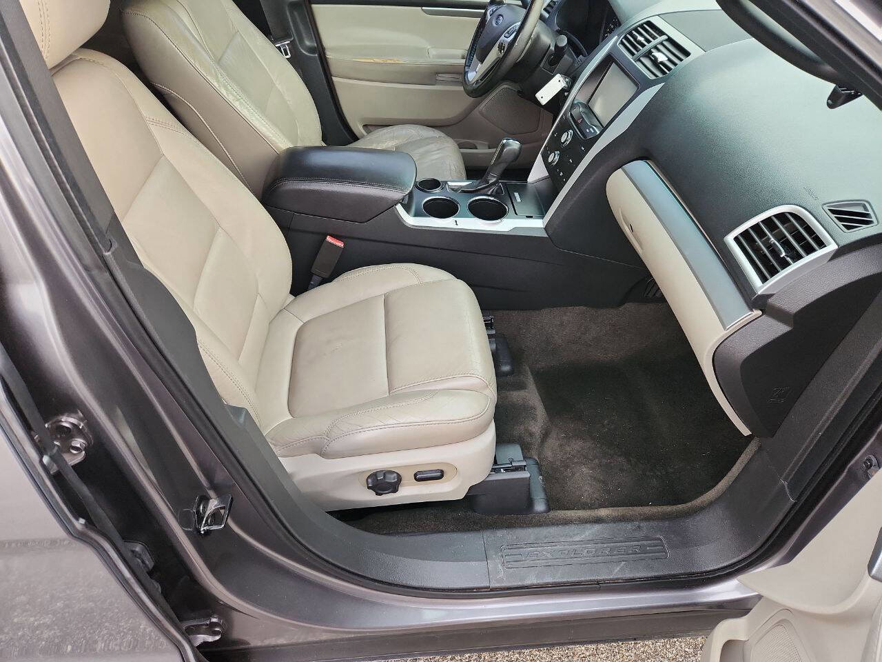 Used 2014 Ford Explorer XLT w/ Equipment Group 202A image 25