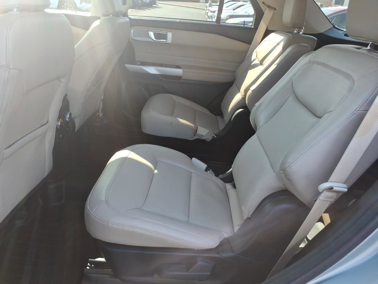 Used 2022 Ford Explorer Limited w/ Equipment Group 301A image 9
