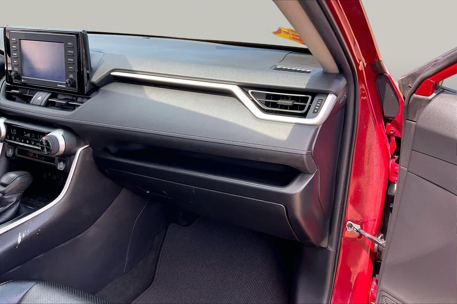 Used 2021 Toyota RAV4 XLE w/ Convenience Package FWD image 15