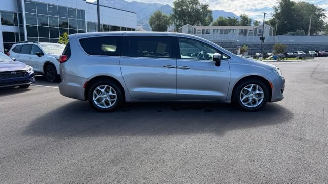 Used 2017 Chrysler Pacifica Touring Plus w/ Tire & Wheel Group FWD image 2