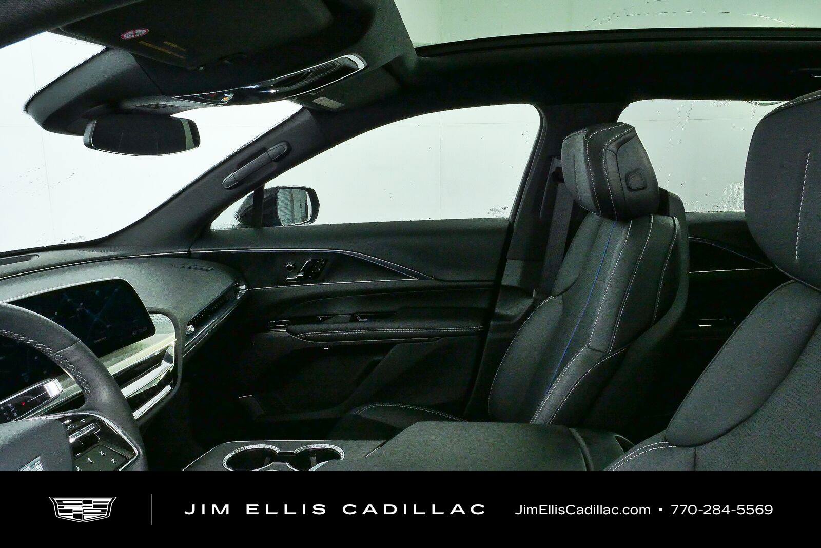 Used 2025 Cadillac Lyriq Luxury AWD/4WD image 5
