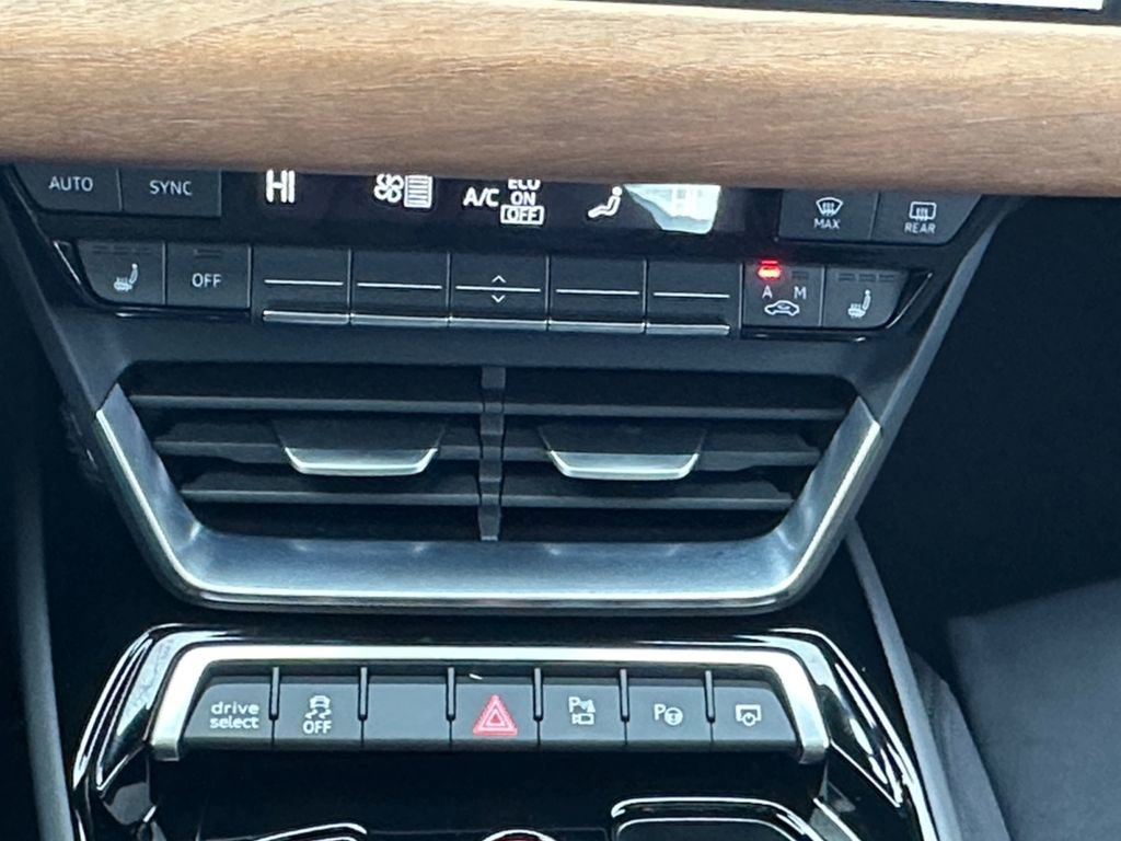 Used 2023 Audi e-tron GT Prestige image 18