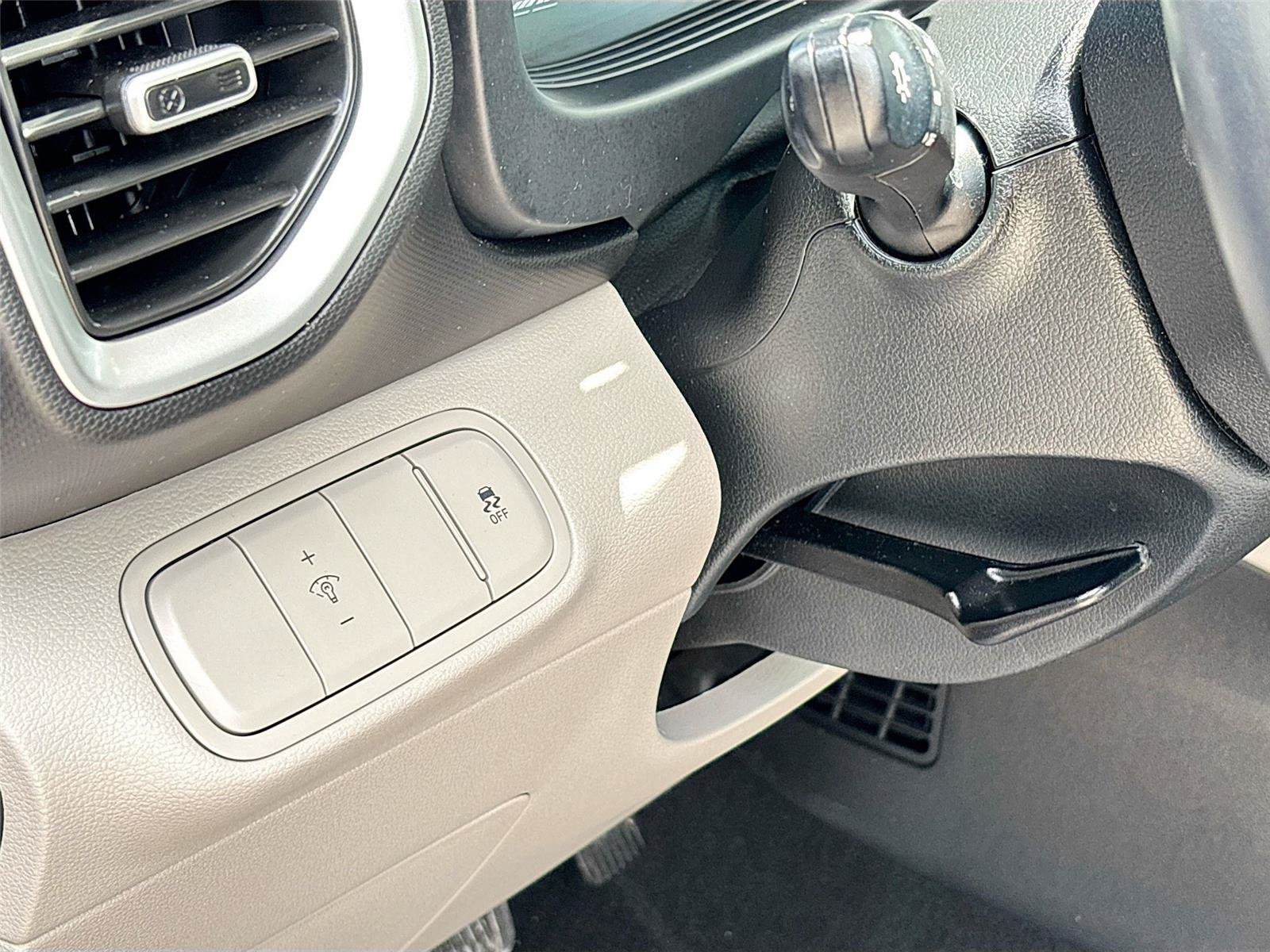 Used 2025 Hyundai Venue SEL FWD image 10