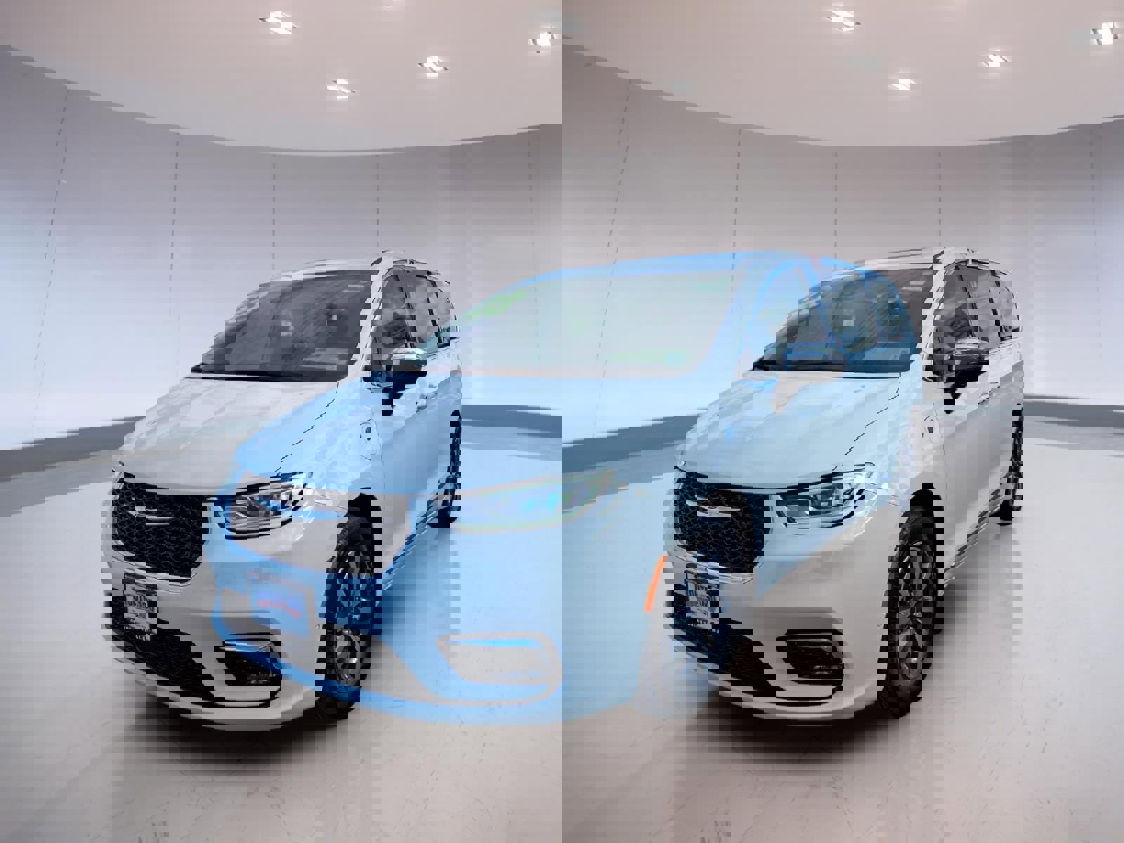 Used 2023 Chrysler Pacifica Limited w/ Uconnect Theater Family Group image 2