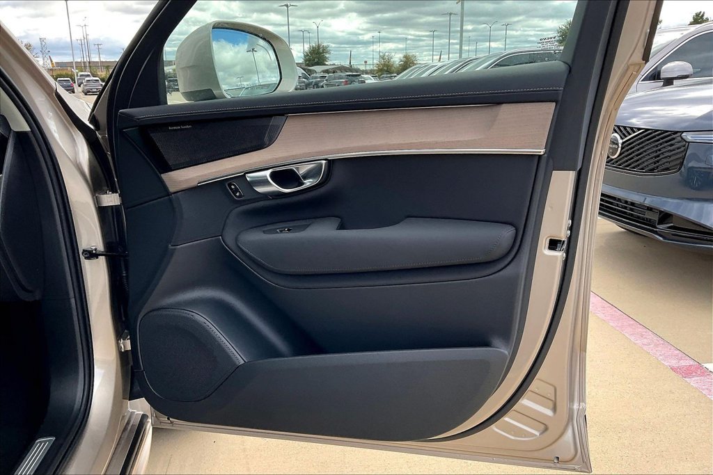New 2026 Volvo XC90 B5 Plus w/ Protection Package Premier AWD/4WD image 11
