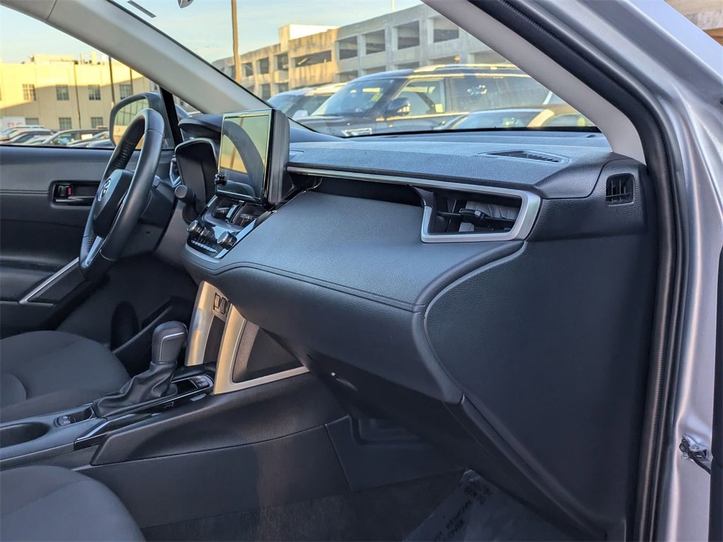 Used 2025 Toyota Corolla Cross LE image 31