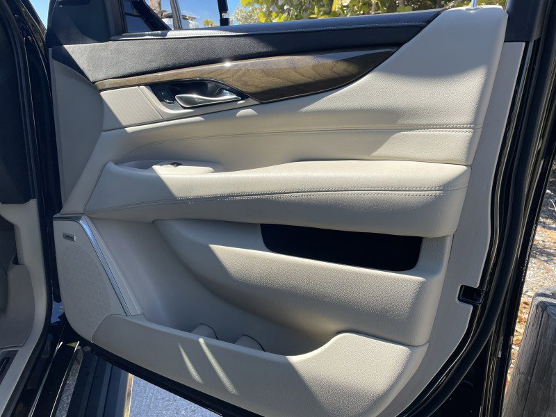 Used 2020 Cadillac Escalade Premium Luxury image 24