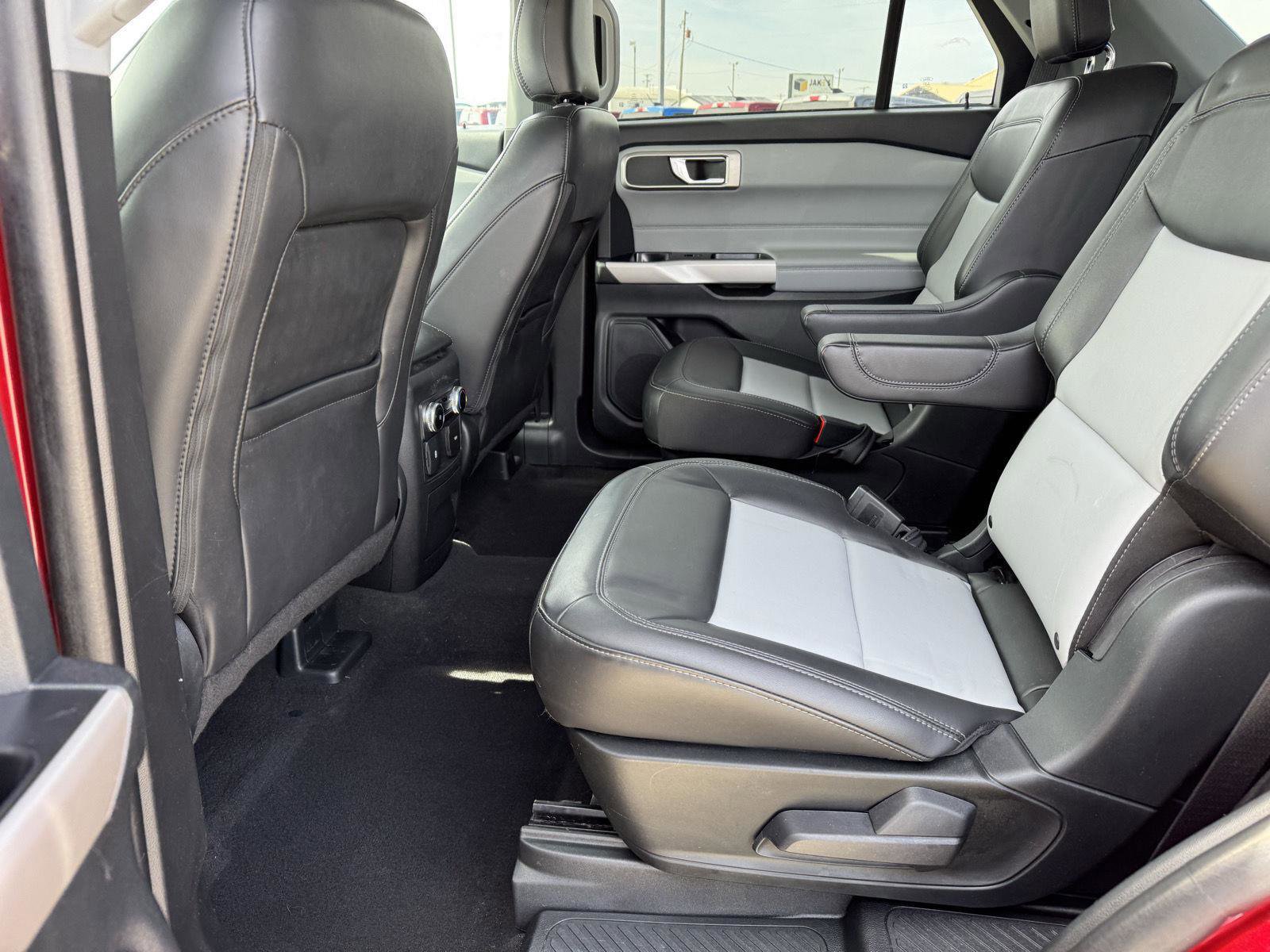 Used 2024 Ford Explorer XLT w/ Equipment Group 202A AWD/4WD image 28