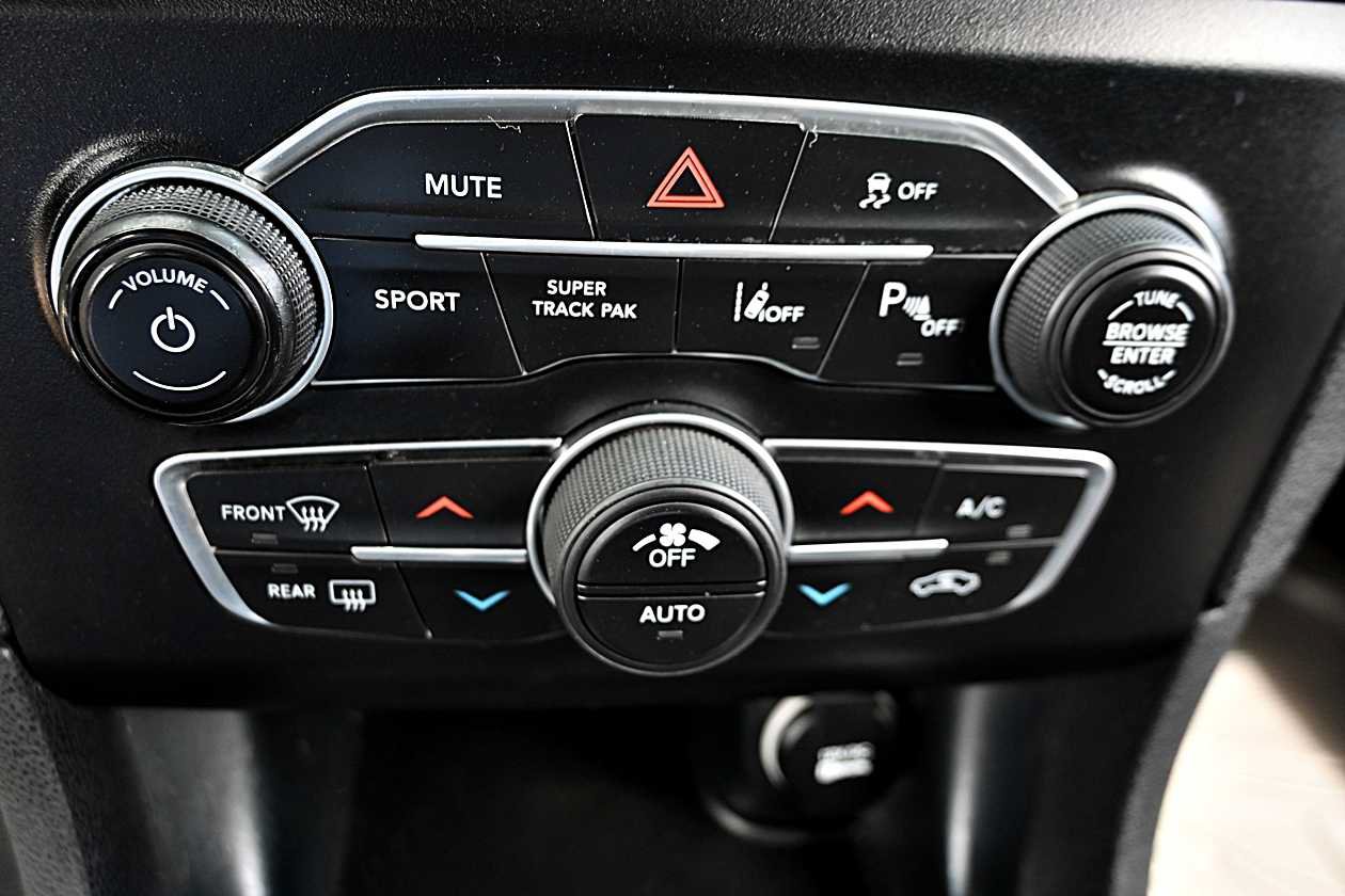 Used 2017 Dodge Charger R/T Scat Pack w/ Technology Group RWD image 27