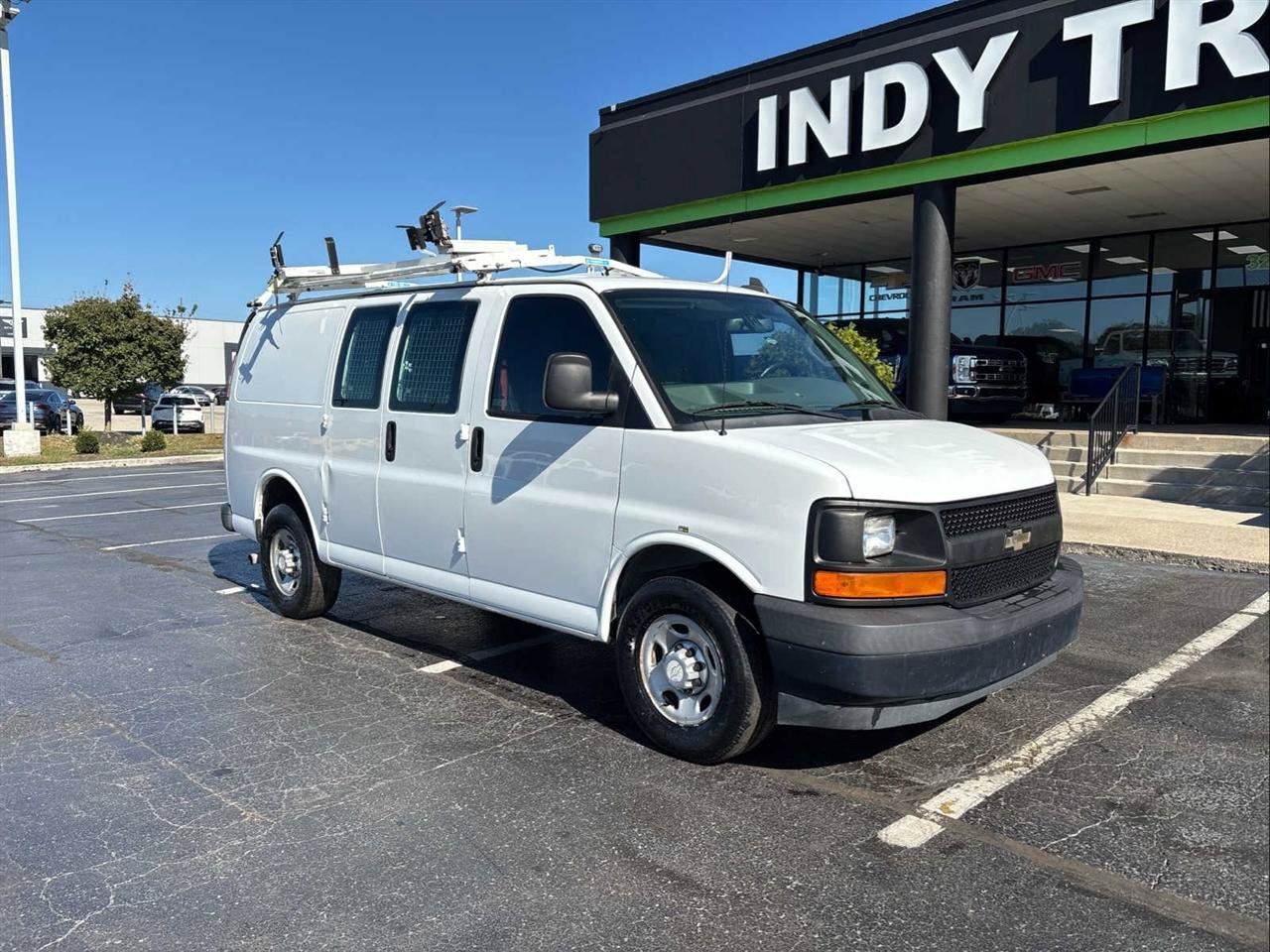 Used 2017 Chevrolet Express 2500 RWD image 2