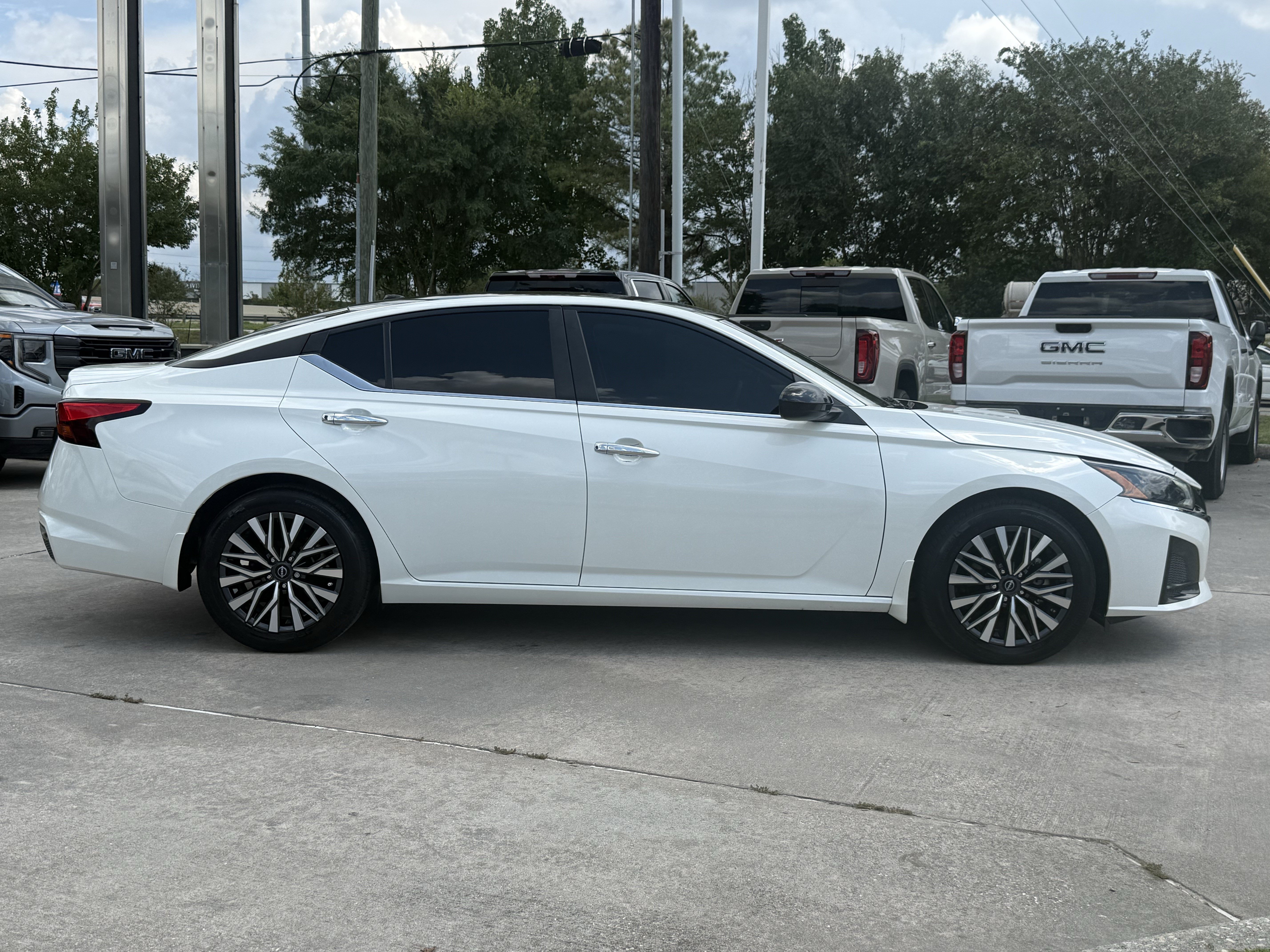 Used 2023 Nissan Altima 2.5 SV FWD image 3