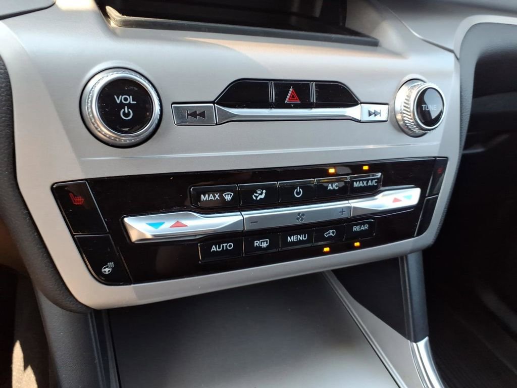 Used 2023 Ford Explorer XLT w/ Equipment Group 202A AWD/4WD image 23