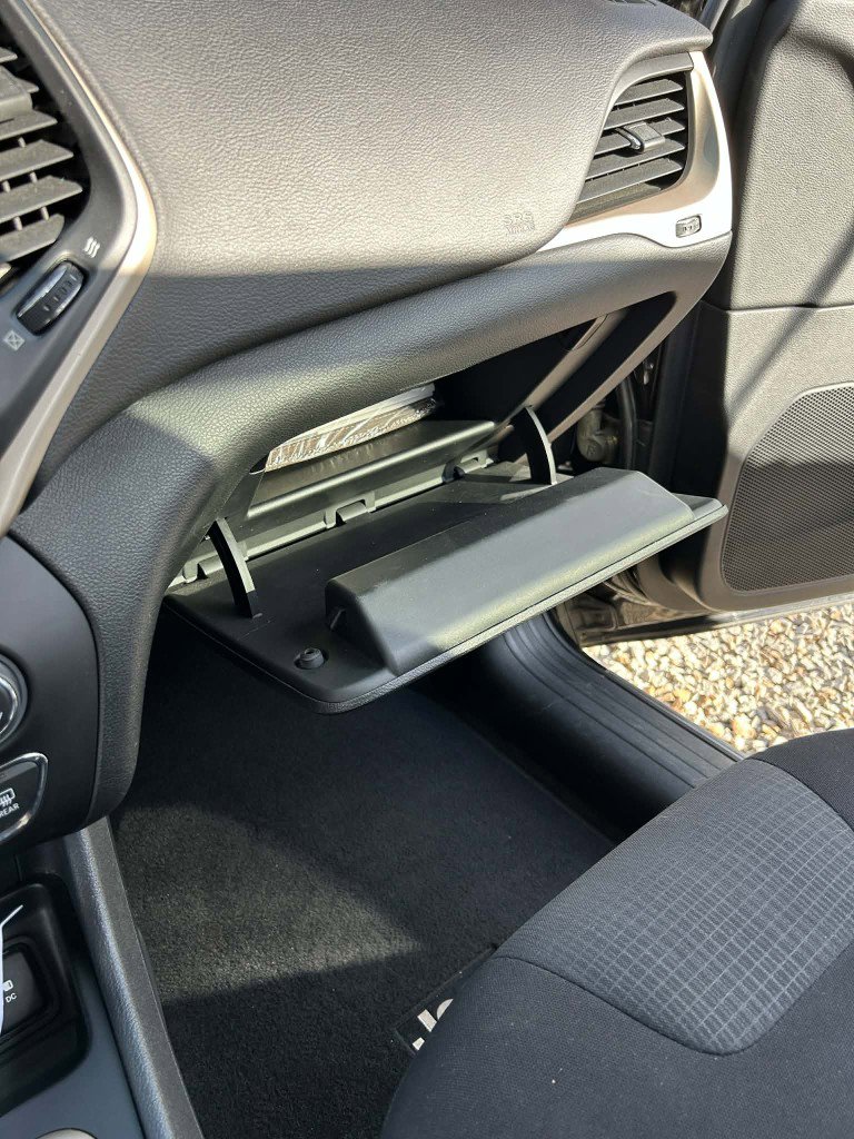Used 2017 Jeep Cherokee Latitude FWD image 19