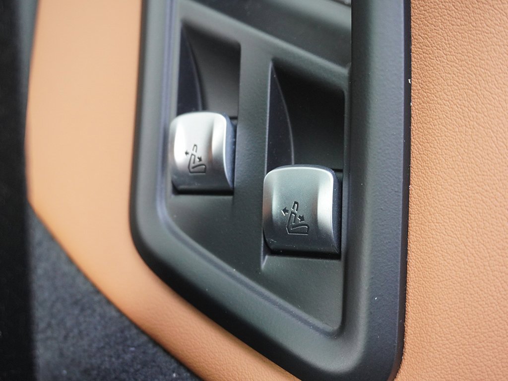 Used 2024 BMW X7 xDrive40i w/ Premium Package image 82