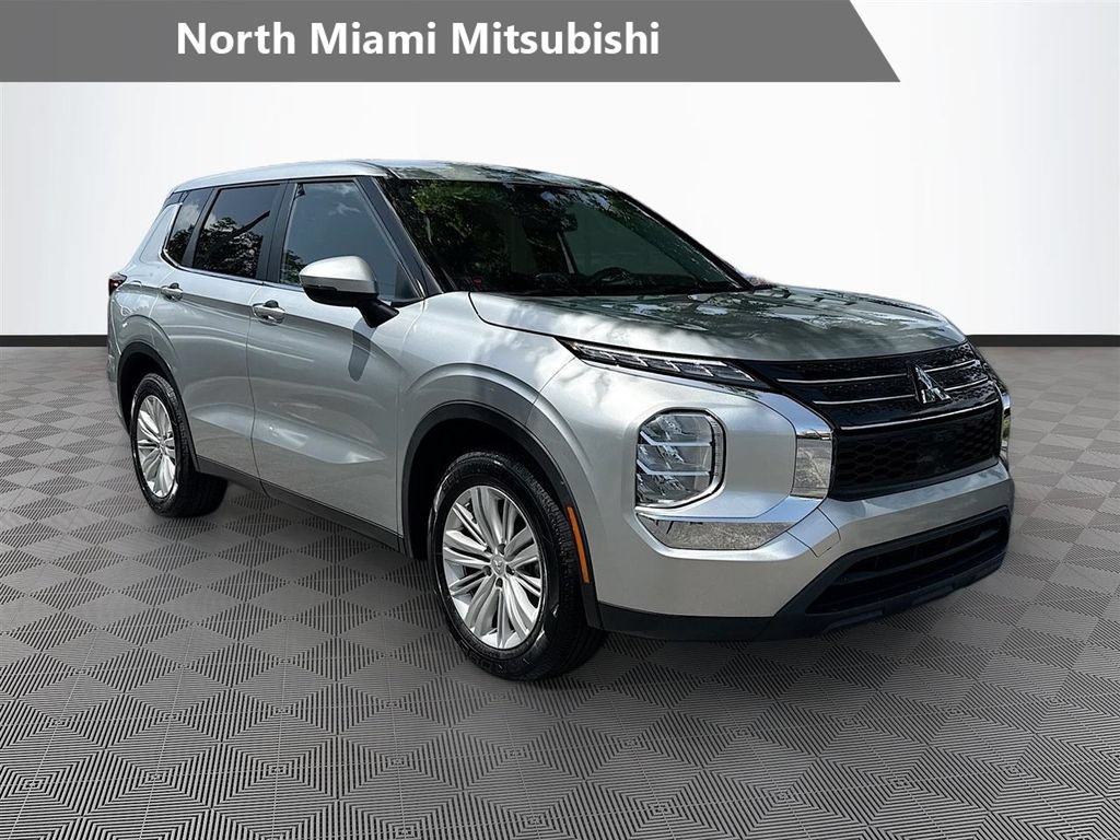 Used 2024 Mitsubishi Outlander ES FWD image 1