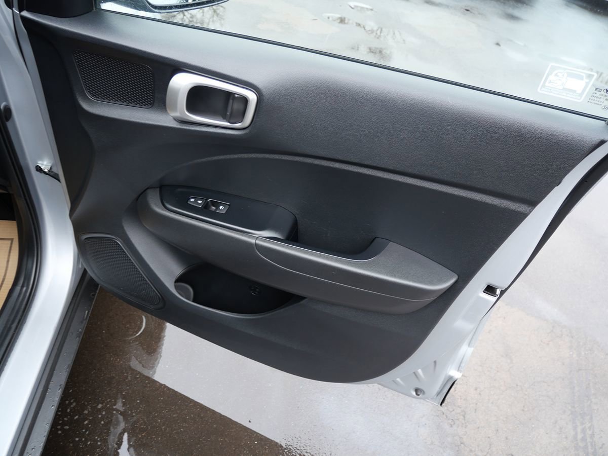 Used 2020 Hyundai Venue SE FWD image 31