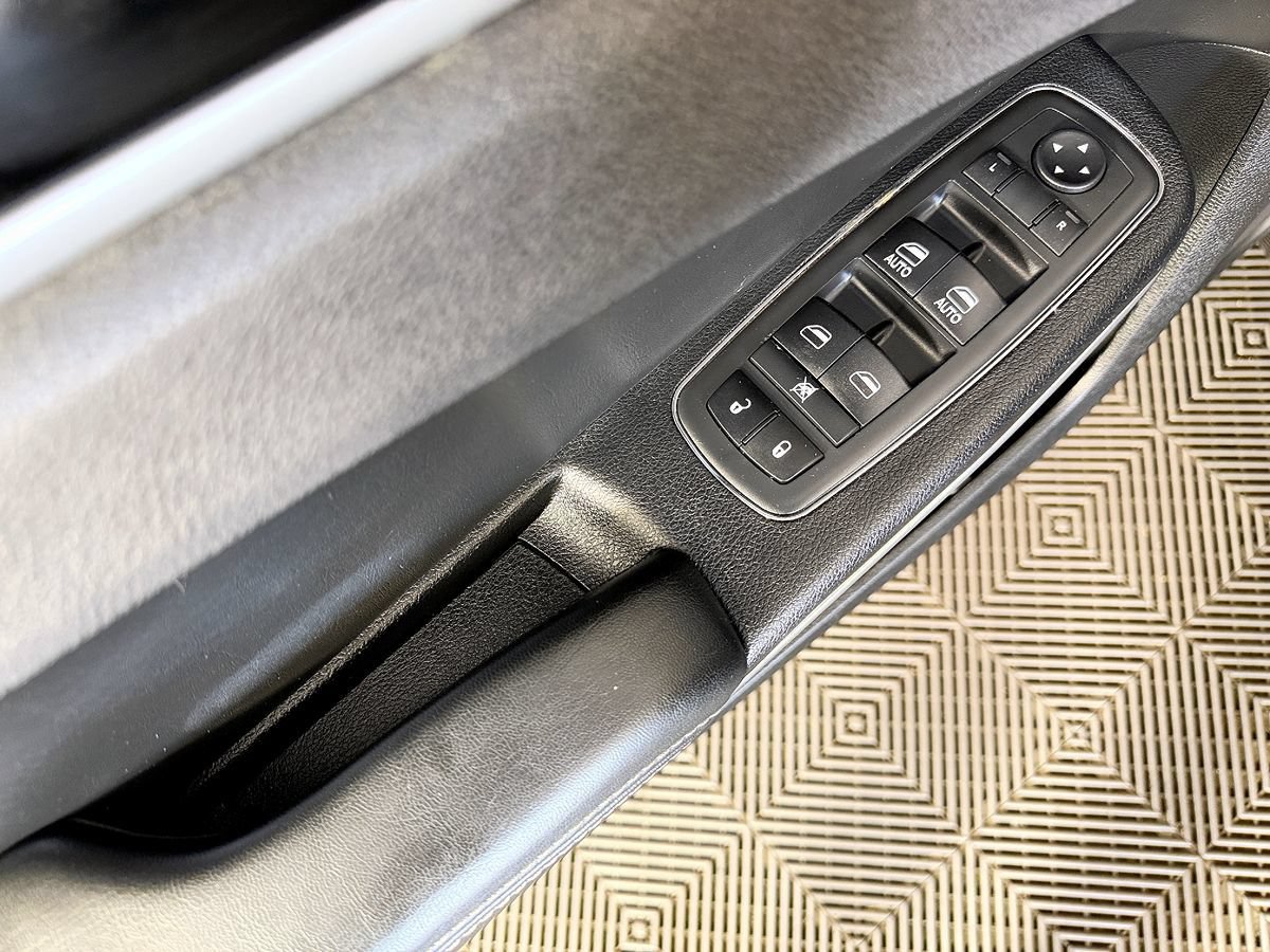 Used 2017 Chrysler 300 S RWD image 26