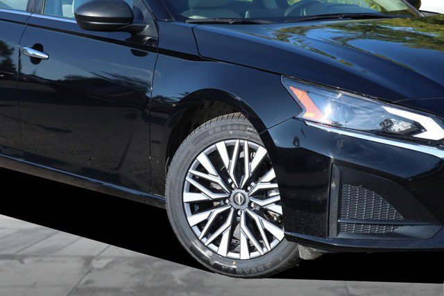 Certified 2025 Nissan Altima 2.5 SV FWD image 3