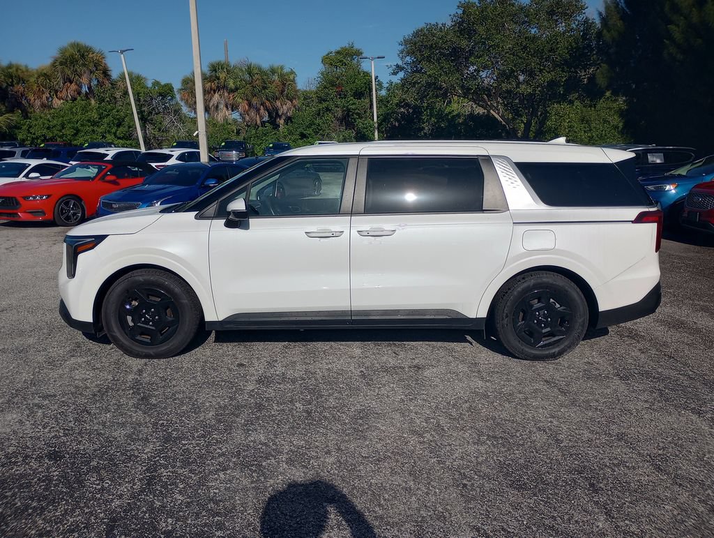 Used 2025 Kia Carnival FWD image 4