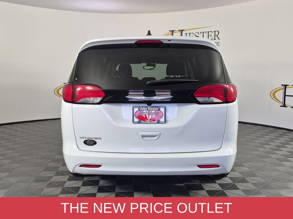 Used 2023 Chrysler Voyager LX FWD image 5