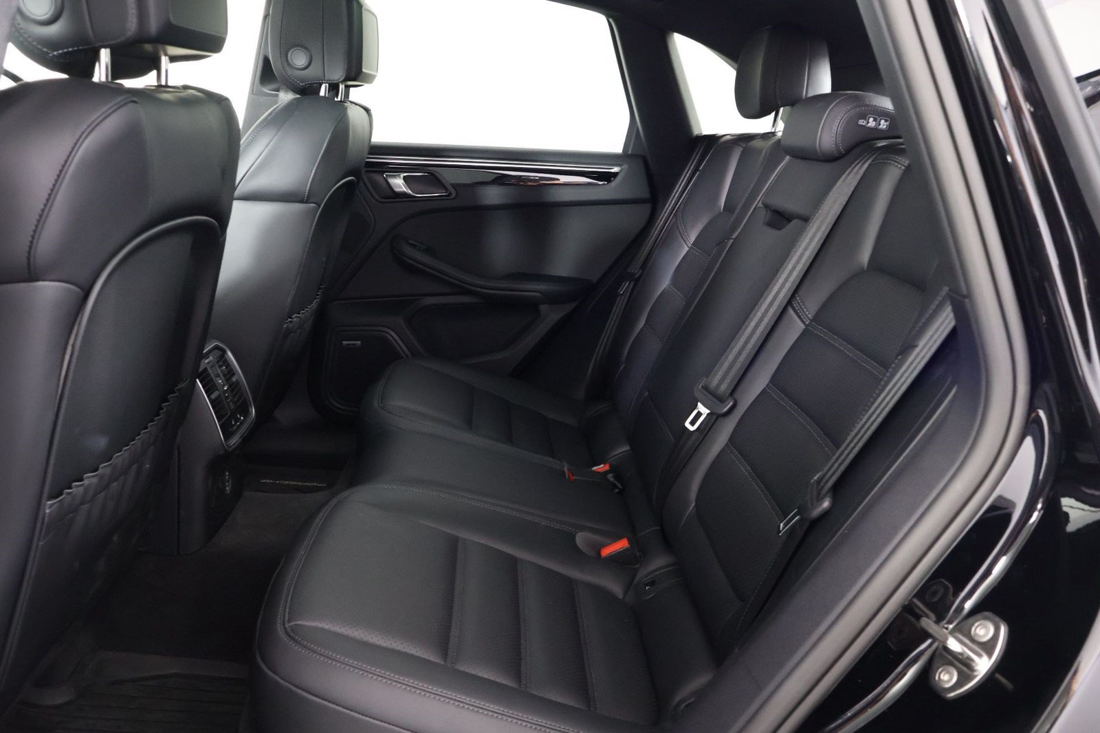 Certified 2026 Porsche Macan S AWD/4WD image 33