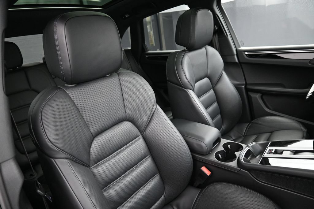 Certified 2024 Porsche Macan AWD/4WD image 29