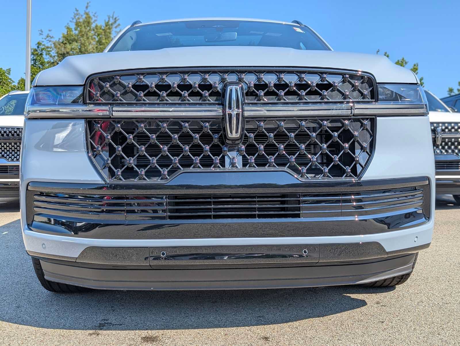 New 2027 Lincoln Navigator Reserve w/ Jet Appearance Package AWD/4WD image 2