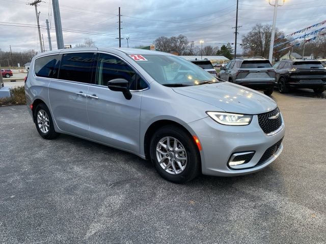 Used 2024 Chrysler Pacifica Touring-L image 8