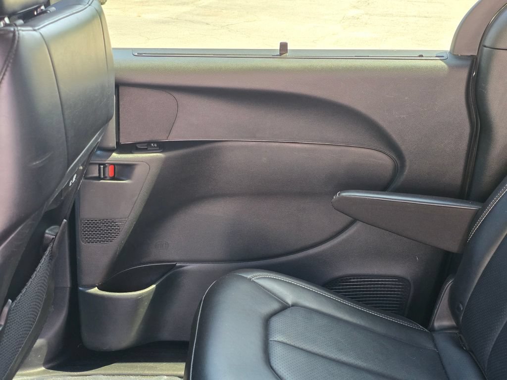 Used 2025 Chrysler Pacifica Select FWD image 47
