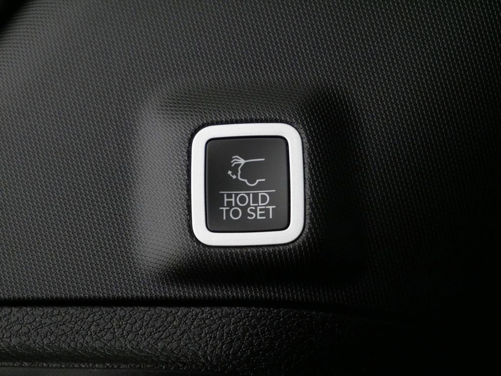 New 2025 Jeep Grand Cherokee Laredo w/ Luxury Tech Group I image 16