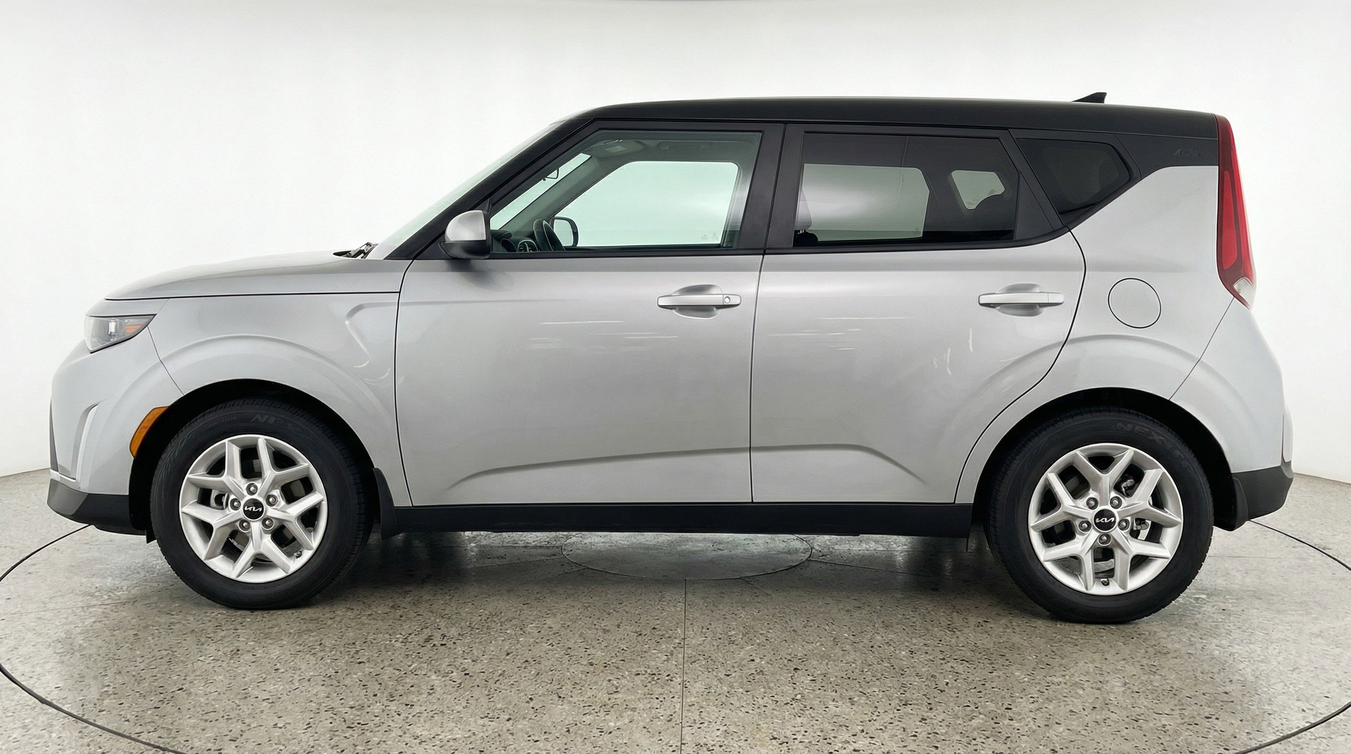 Used 2025 Kia Soul LX w/ LX Technology Package FWD image 5