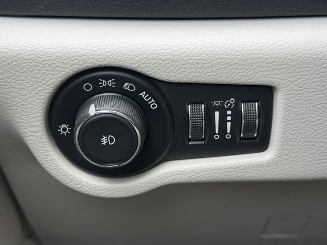 Used 2018 Chrysler Pacifica Limited w/ Tire & Wheel Group image 22