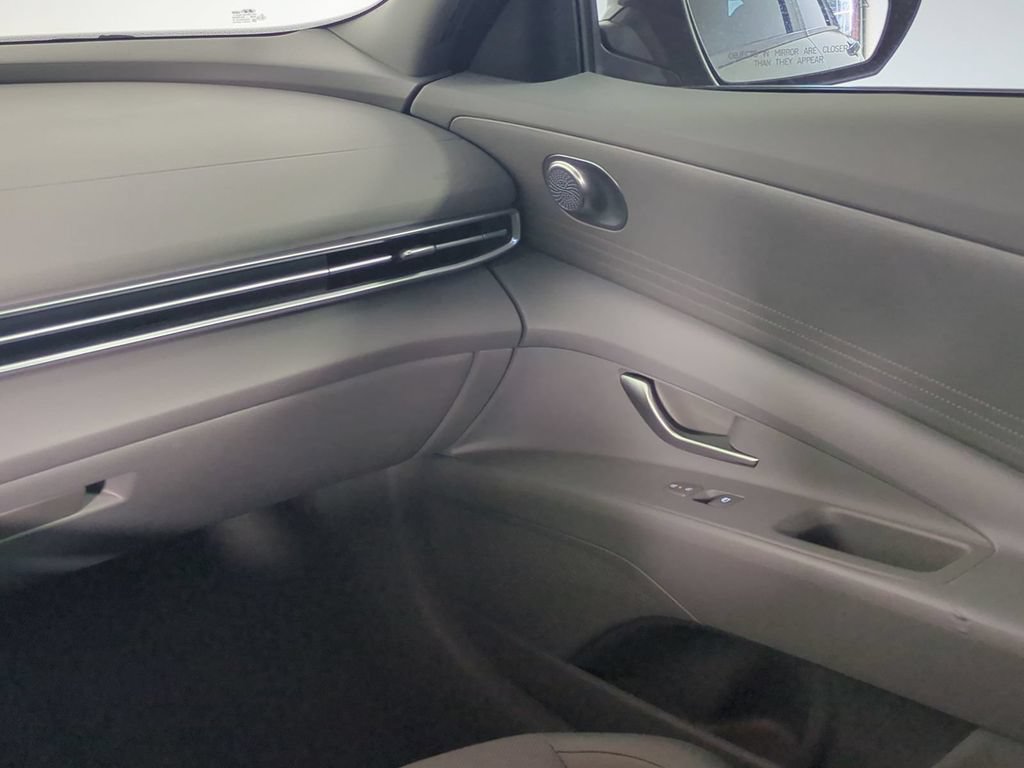 Used 2025 Hyundai Elantra SE FWD image 18