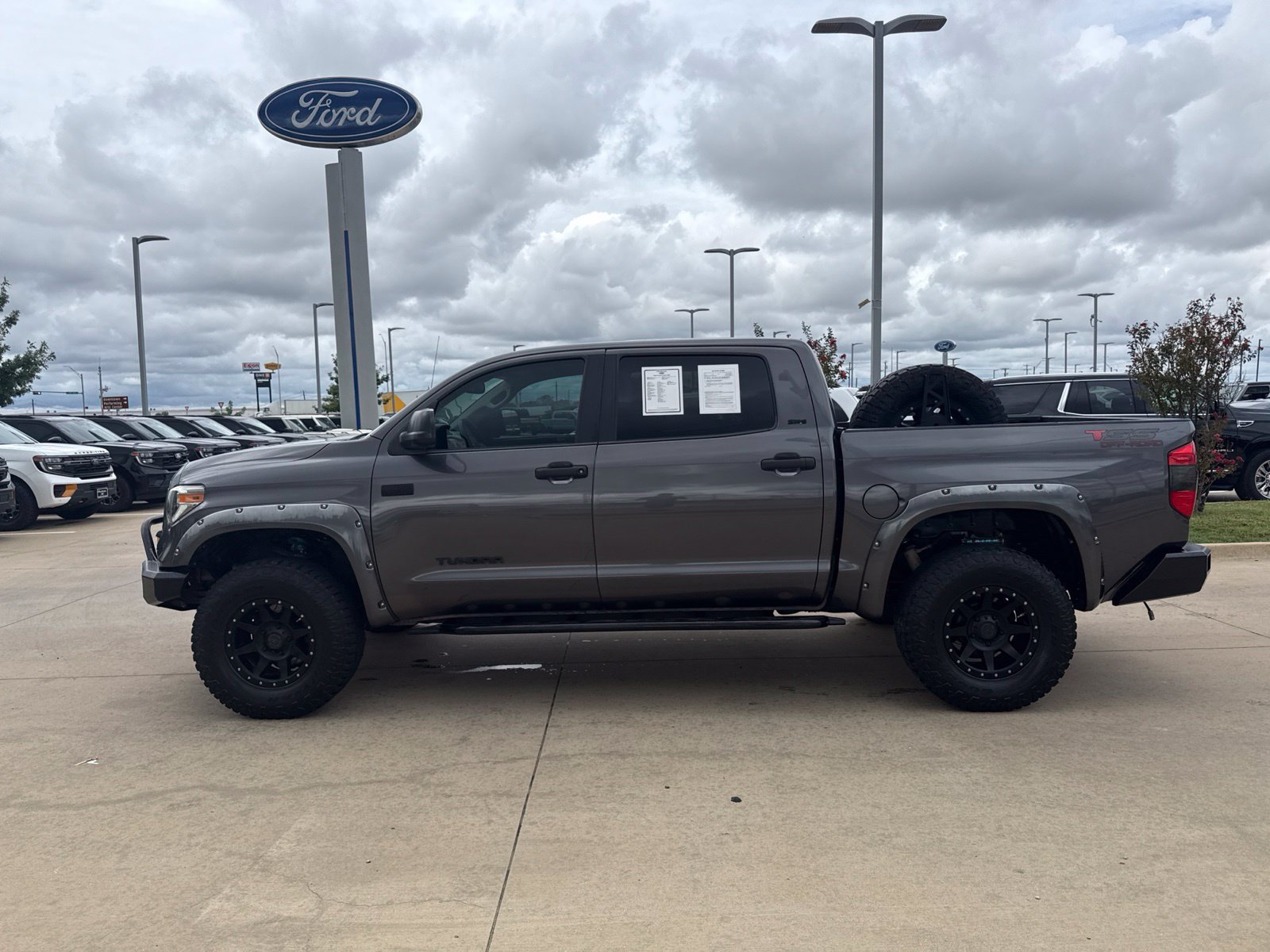 Used 2016 Toyota Tundra SR5 w/ SR5 Upgrade Package AWD/4WD image 2