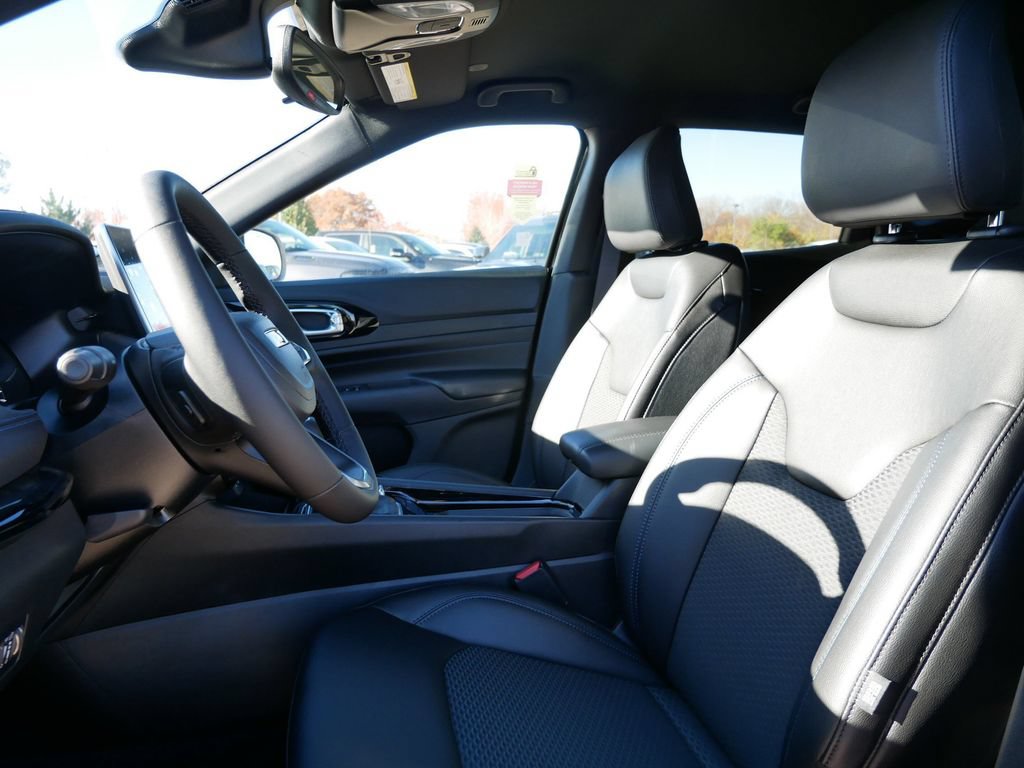 New 2026 Jeep Compass Latitude AWD/4WD image 32