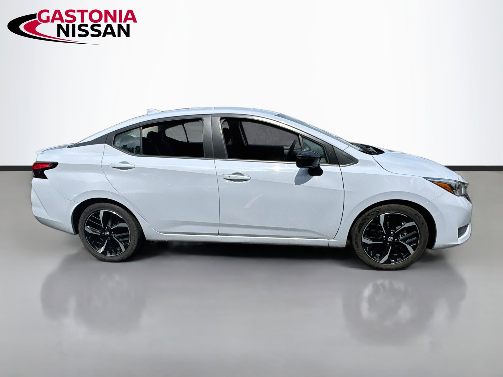 Used 2024 Nissan Versa SR FWD image 10