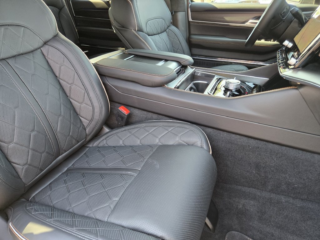 New 2026 Jeep Grand Wagoneer L Summit AWD/4WD image 9