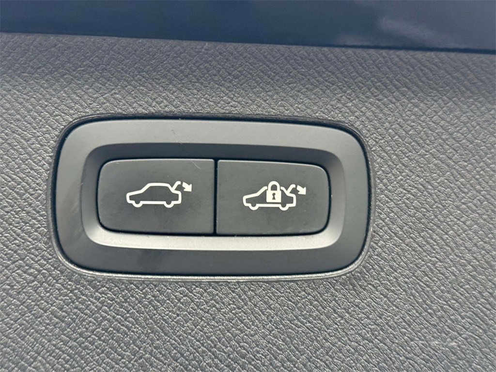 Used 2020 Volvo XC90 T6 R-Design image 18