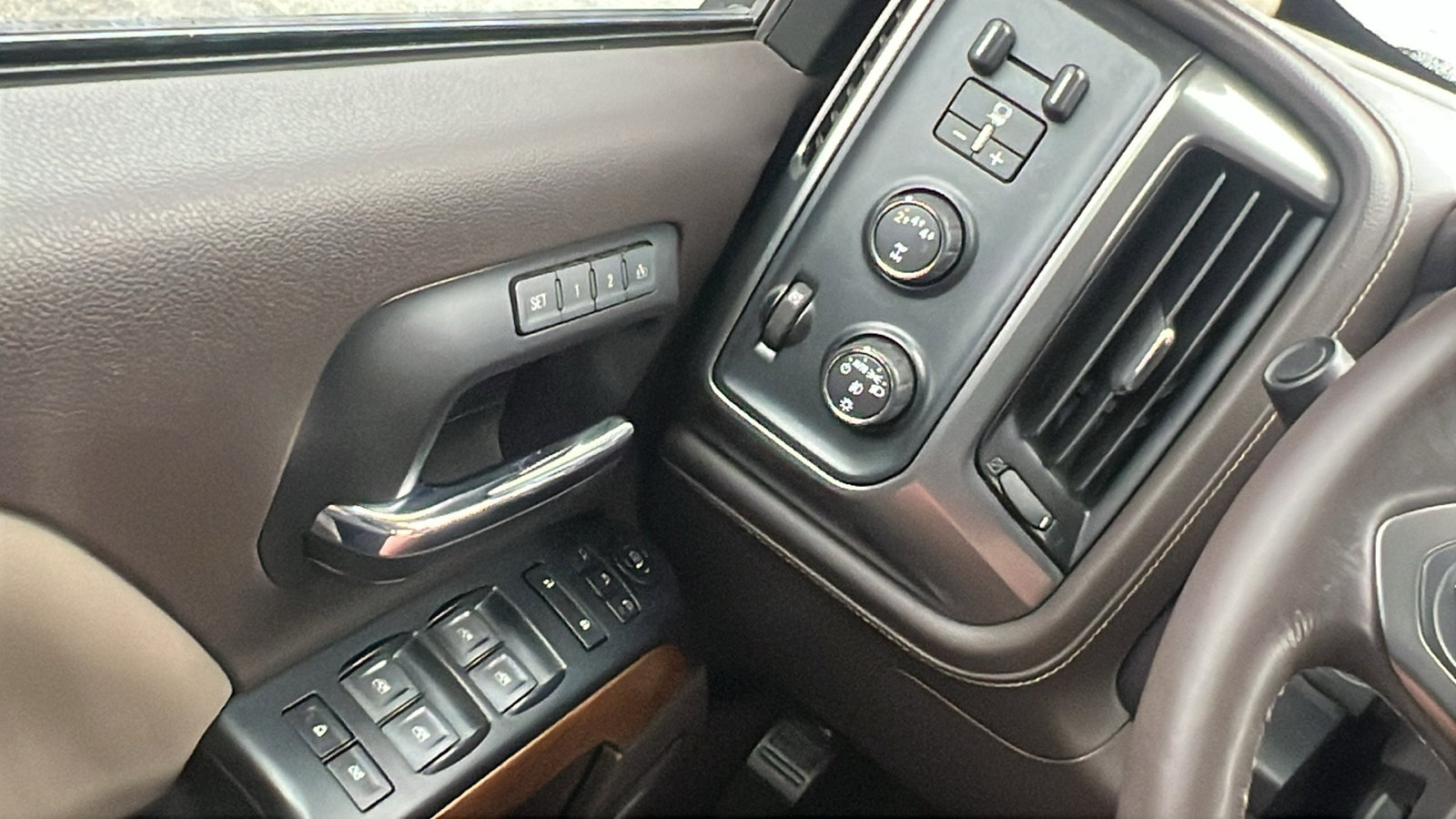 Used 2018 Chevrolet Silverado 2500 LTZ w/ LTZ Plus Package image 33