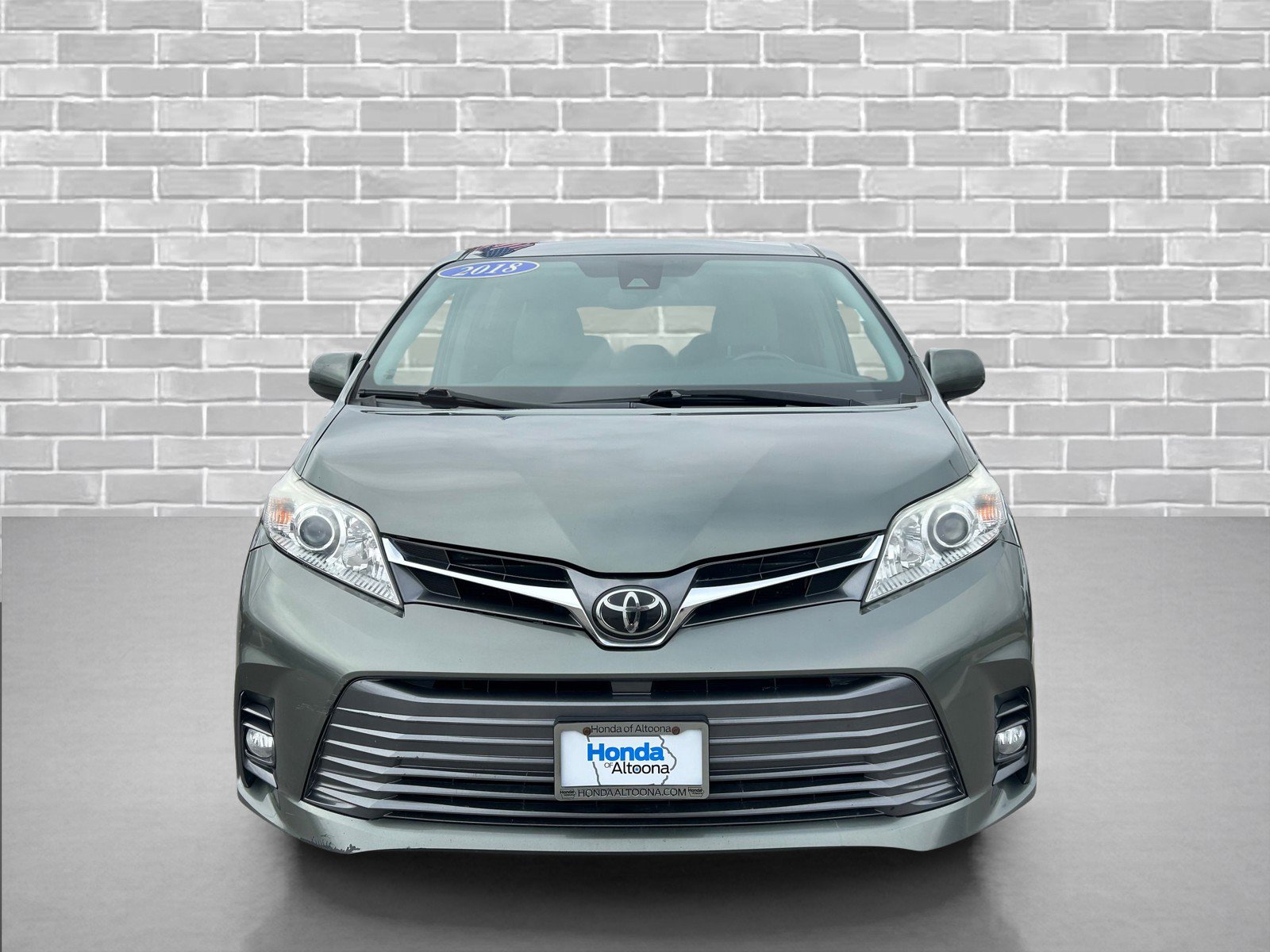 Used 2018 Toyota Sienna XLE w/ Carpet Mat Package image 8