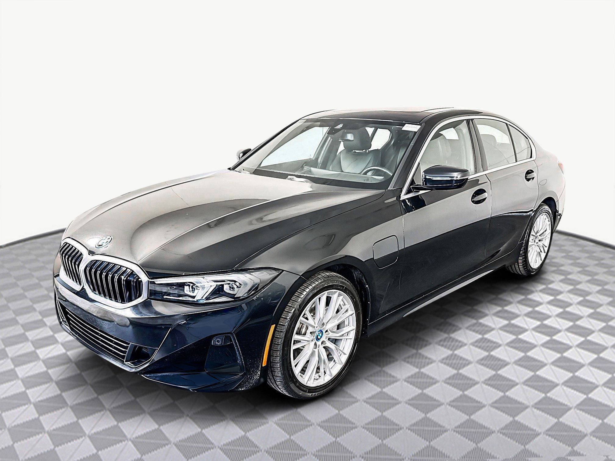 Used 2024 BMW 330e image 4