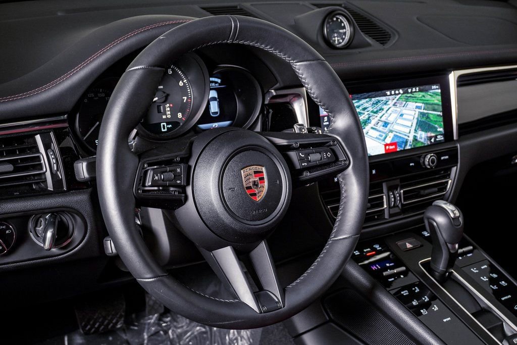 Certified 2025 Porsche Macan AWD/4WD image 18
